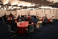 演奏に聞き入る参加者