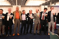 肩を組んで合唱