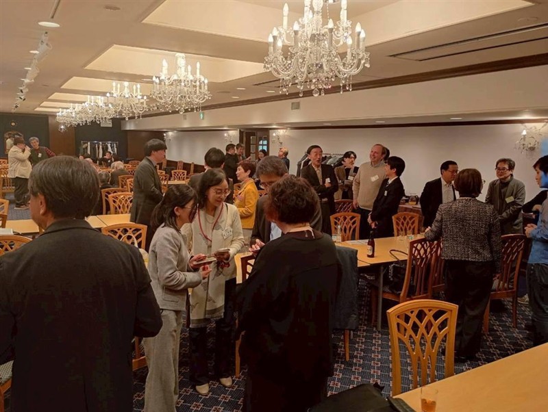 (自由に交流) (自由に交流)