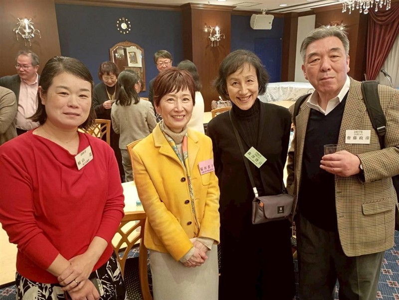 (稲垣先生を囲んでパシャリ) (稲垣先生を囲んでパシャリ)