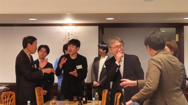 (世代を超えて交流) (世代を超えて交流)